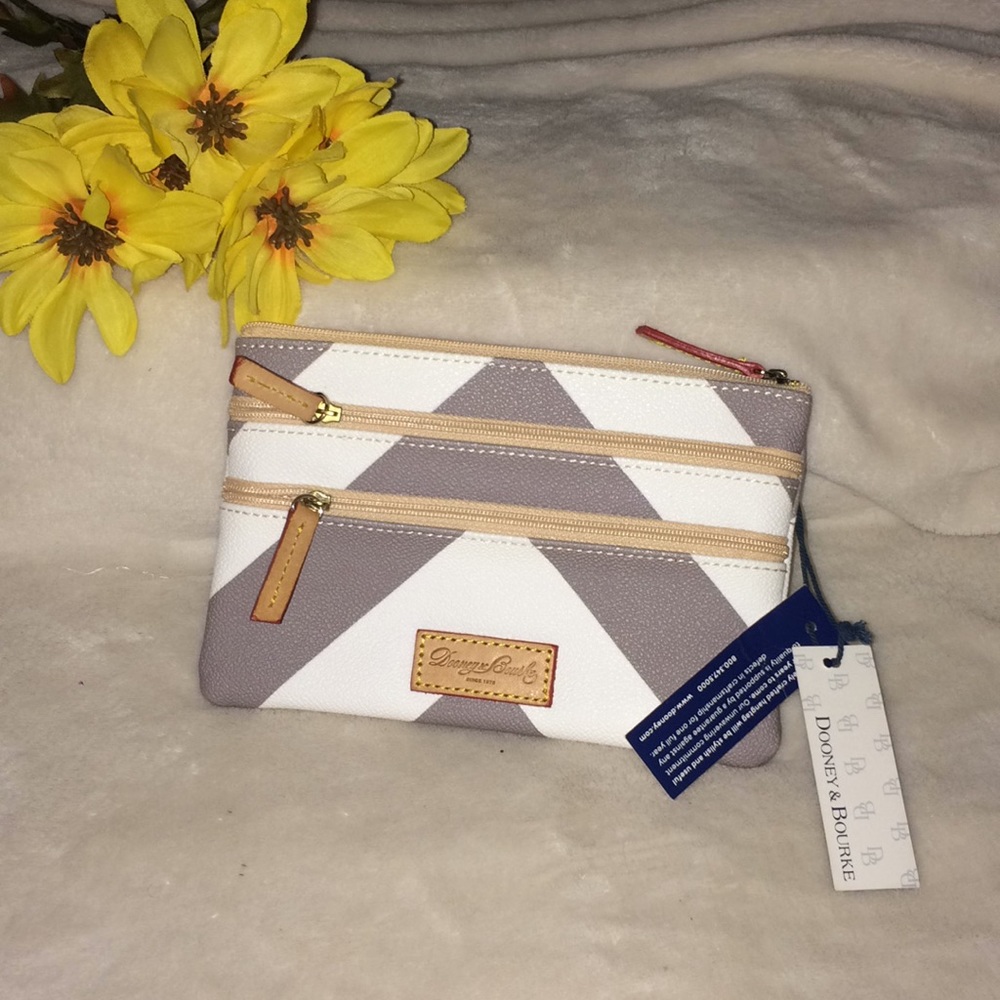🔥NWT Dooney and Bourke wristlet
